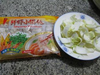 白菜煮鲜虾小馄饨的做法步骤1