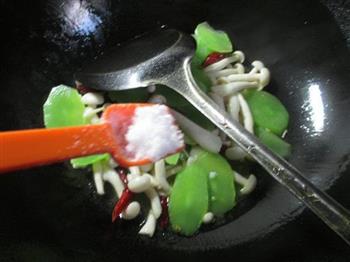白玉菇炒莴笋的做法步骤7