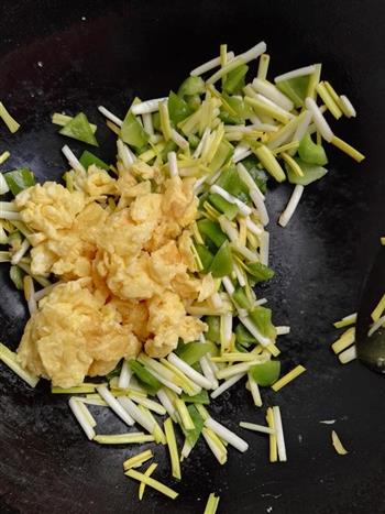 蒜黄青椒炒鸡蛋的做法步骤6