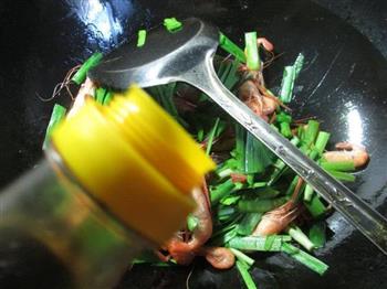 韭菜炒河虾的做法步骤5