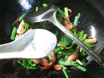 韭菜炒河虾的做法步骤6