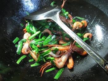 韭菜炒河虾的做法步骤8