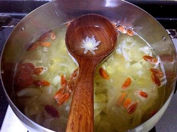 莲子百合润燥汤的做法图解2