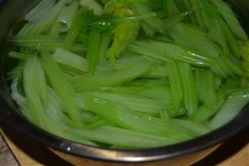 芹菜炒腐竹的做法步骤1