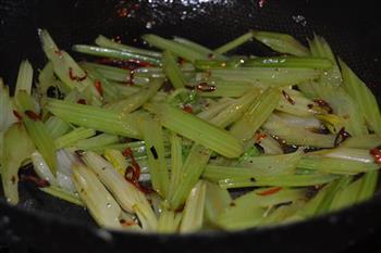 芹菜炒腐竹的做法步骤4
