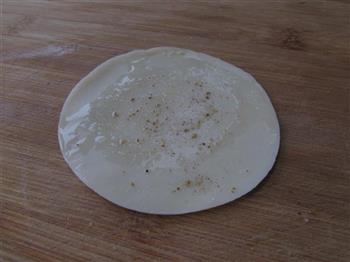 饺子皮版葱油饼的做法步骤3