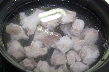 玉米清香竹荪排骨汤的做法步骤2