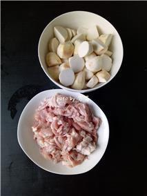 川菜芋儿鸡的做法步骤2