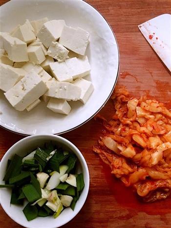 辣白菜煮豆腐的做法步骤1