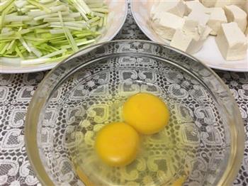 清炒鸡蛋豆腐韭黄的做法步骤1