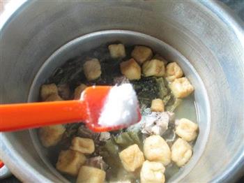 小油豆腐酸菜煮龙骨的做法图解8