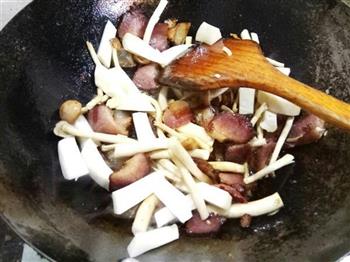 腊肉煸菌菇的做法步骤9
