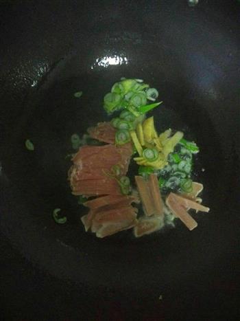 芹菜炒肉的做法步骤3