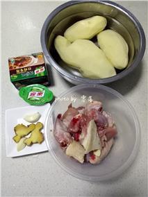 土豆烧鸡块的做法图解1