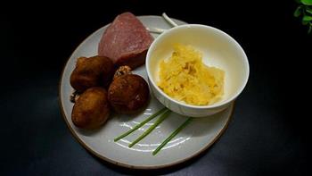 酸菜香菇鸡蛋炒饭的做法步骤1