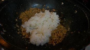 酸菜香菇鸡蛋炒饭的做法步骤13