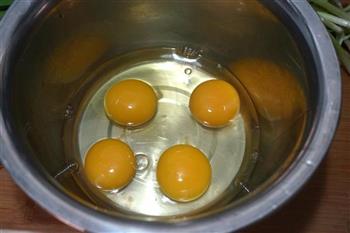 韭菜摊鸡蛋的做法步骤2