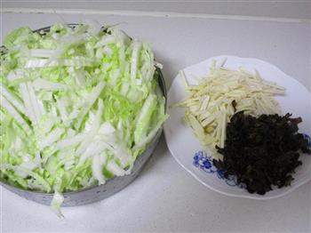 黄芽菜肉丝春卷的做法步骤1