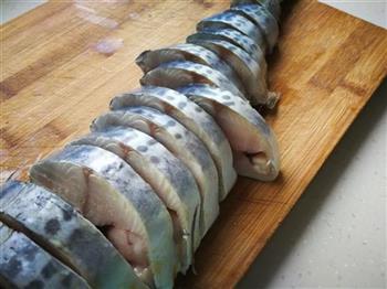 威海特色熏鲅鱼的做法步骤1