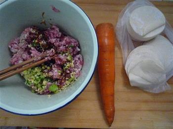 猪肉胡萝卜水饺的做法步骤1