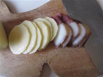 土豆蒸腊肉的做法图解3