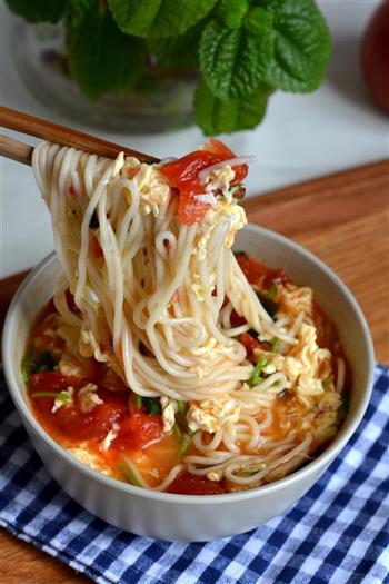 西红柿热汤面的做法步骤12
