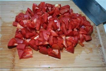 西红柿热汤面的做法步骤3