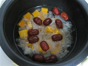 南瓜银耳红枣汤的做法步骤3