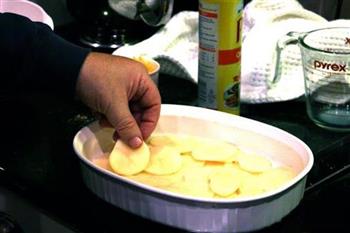 车打奶酪焗土豆的做法步骤4