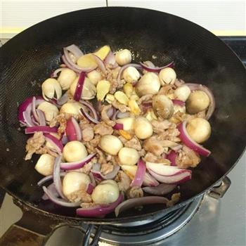 蚝油草菇炒肉片的做法步骤10
