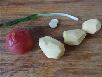 西红柿炒土豆片的做法步骤1
