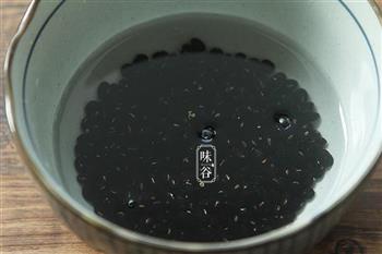 杜仲黑豆猪尾汤的做法步骤2