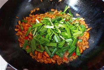 韭菜炒河虾的做法步骤7