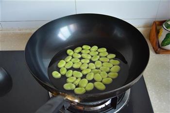 香肠蚕豆炒蛋的做法步骤2