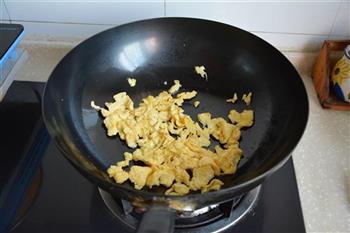 香肠蚕豆炒蛋的做法步骤4