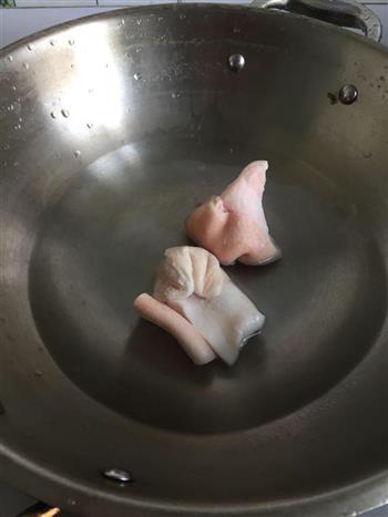 香菇黄豆猪皮冻的做法图解2