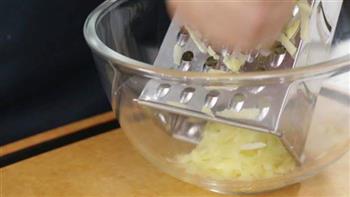 葱香土豆丝蛋饼的做法步骤1