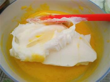 酸奶淋面戚风蛋糕的做法图解5