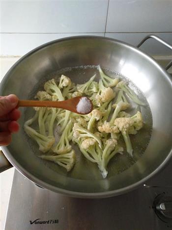 培根蒜苗炒菜花的做法步骤3