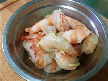 彩蔬虾仁菠萝饭的做法步骤2