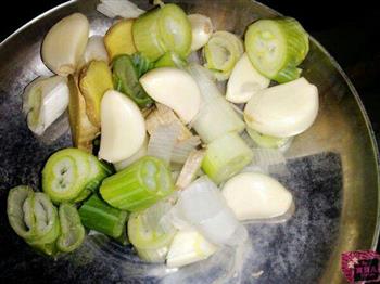 东北酸菜炖排骨的做法步骤3