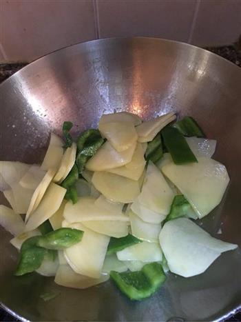 青椒土豆片的做法步骤2