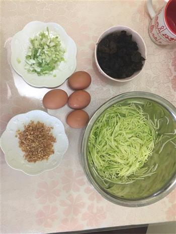 西葫芦鸡蛋海米水饺的做法图解1