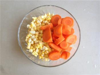 红萝卜玉米汁的做法步骤1
