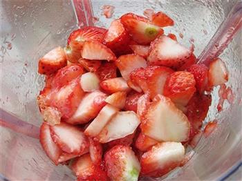 草莓酸奶饮的做法步骤1