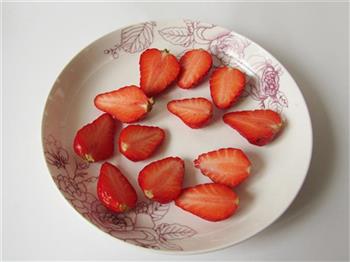 草莓酸奶饮的做法步骤2