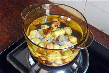 栗子鸡爪海鲜汤的做法图解2