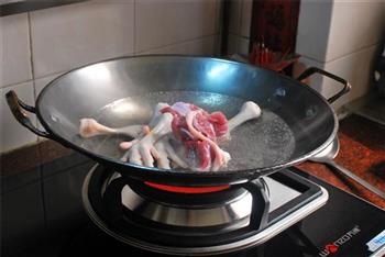 栗子鸡爪海鲜汤的做法步骤3
