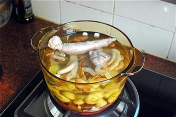 栗子鸡爪海鲜汤的做法图解5