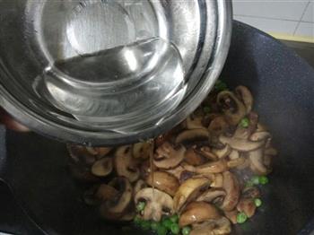 蘑菇青豆炒腊肠的做法图解10